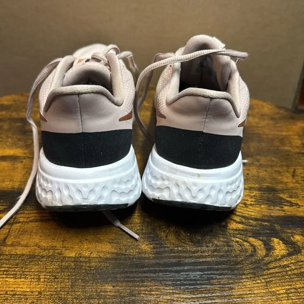 Nike Revolution 5 Barely Rose Running Sneakers BQ3207-600 Women's Size US‎ 8